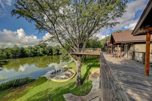 Center Point Cabina | Treetop River Cabins on the Guadalupe River