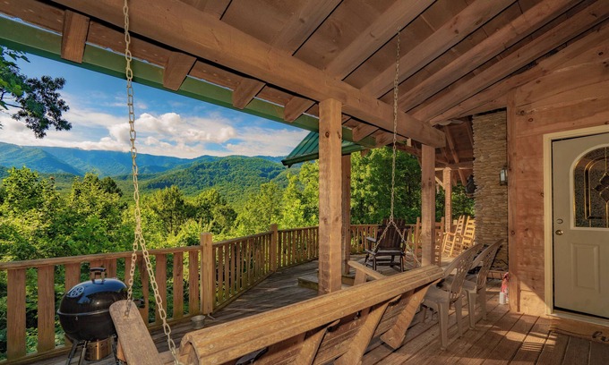 Gatlinburg - Pigeon Forge Cabina | TreetopRetreat: MtnViews*HotTub*WiFi*OutdoorFireplace