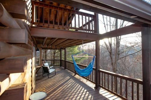 Mars Hill Casa | Treetops Cabin easy to Asheville with fast wifi and great view