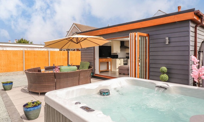 Cemaes Bay Casa | TREFIN, pet friendly, with hot tub in Cemaes Bay