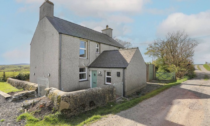 Cemaes Bay Casa | TREGYNRIG BACH, pet friendly, with hot tub in Cemaes Bay