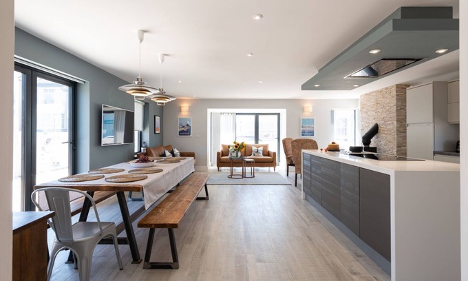 Rhosneigr Casa | Trem Y Don - A beachside holiday home for 10 guests