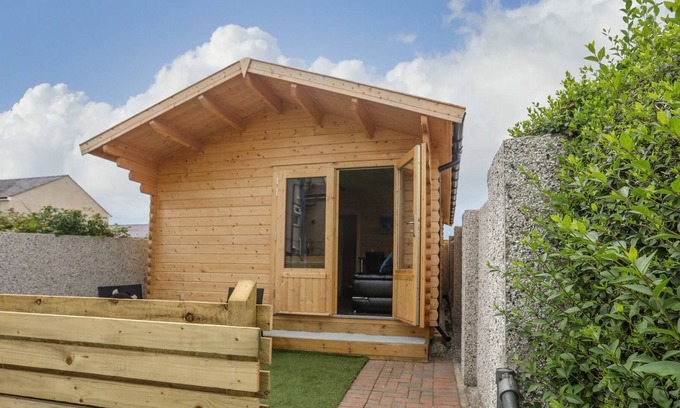Rhosneigr Cabina | TREM Y MOR LODGE, pet friendly, country holiday cottage in Rhosneigr