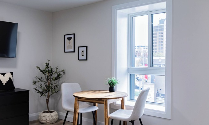 Kitchener Apartamento | Trendy 1 queen bed studio Prime Downtown location