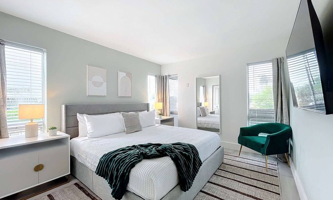 Lauderdale Harbours Condominio | Trendy 1BR with Pool & Modern Amenities