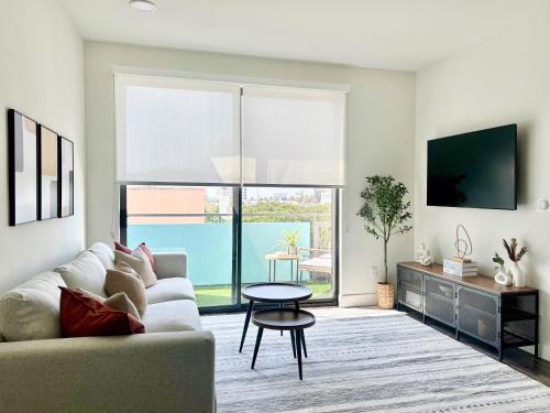 Wilshire Montana Apartamento | Trendy 2BD 2BTH Apt steps from Downtown Santa Monica!