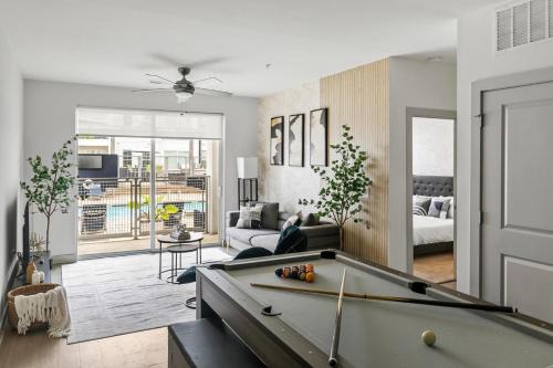 Forest Park Apartamento | Trendy 3BR 2BA Urban Oasis