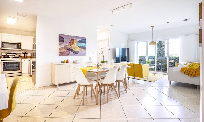 Coral Way Condominio | Trendy Apt King Bed Adjustable Free Parking Pet Friendly Balcony