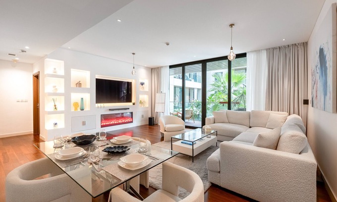 Al Wasl Apartamento | Trendy City Walk Living w/ Pool View Balcony