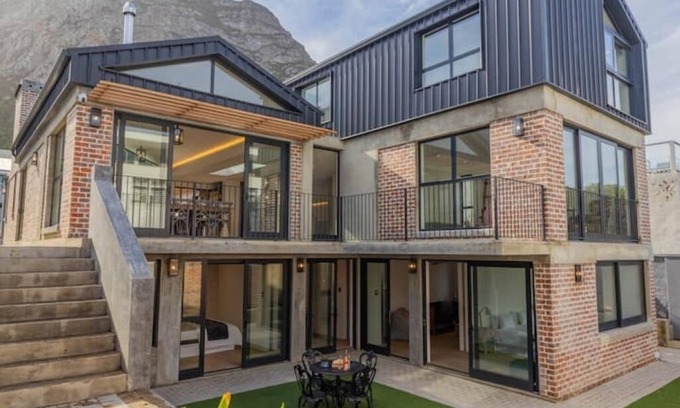 Voelklip Casa | Trendy family home, bright, mountain views & pool