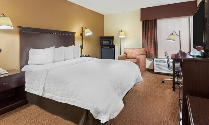 University Place Casa | Trendy & Fancy Rm for Romantic Couples! W/ Pool