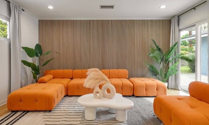 The Plaza Casa | Trendy Getaway | Hot Tub | 20 mins to Disney
