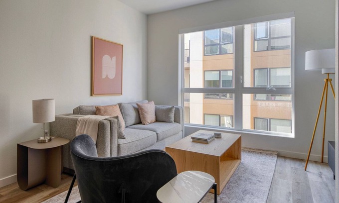 Hayward Apartamento | Trendy Hayward 2BR w/ Heated Pool & On-Site Dining, by Blueground