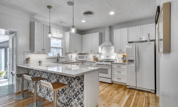 Bellville Casa | Trendy & Posh! Your smalltown retreat awaits!