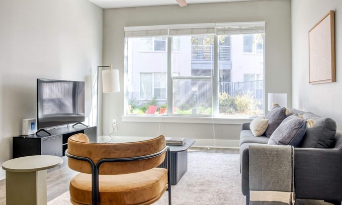 Riverside Apartamento | Trendy Riverside 1BR w/ Gym & W/D, nr Lady Bird Lake, by Blueground