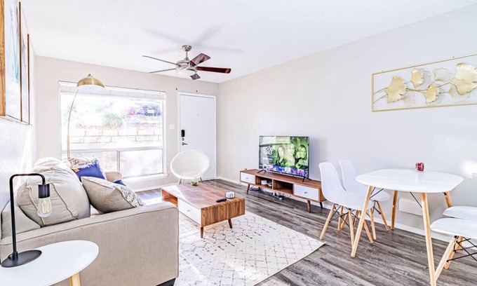 Dawson Apartamento | Trendy SoCo 1BR suite w/ pool, king bed, fast WiFi