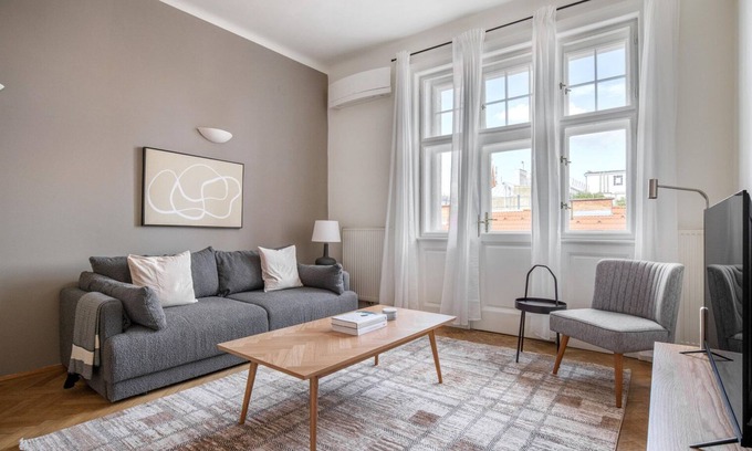 Wieden Apartamento | Trendy Wieden 2BR w/ Balcony & Elevator, nr Shopping, by Blueground