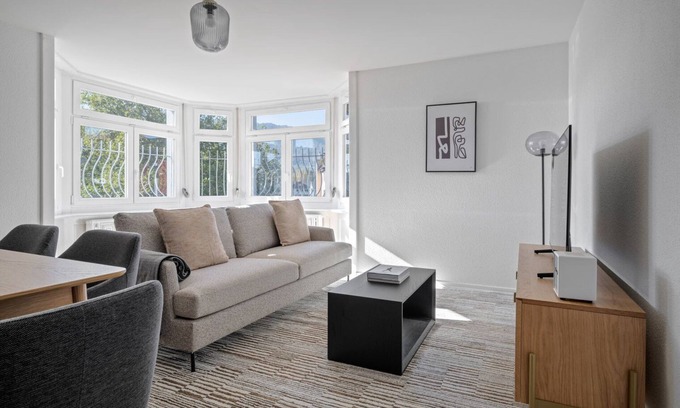 Sihlfeld Apartamento | Trendy Wiedikon 4.5 Room w/ Storage & W/D, 1 min to Market, by Blueground
