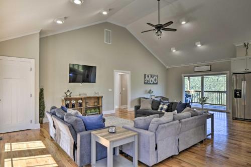 Trenton Casa | Trenton House with Mountain Views, Fire Pit and Grill!