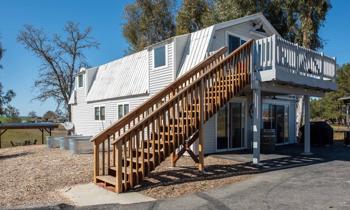 Templeton Casa | Tres Chis 2000 sf Barn with Views in the Heart of Paso Wine Country.