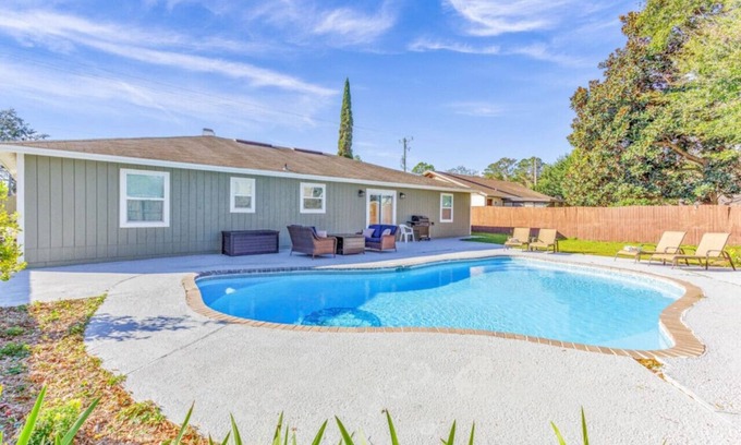 Isle of Palms Casa | Tres Palmas!Renovated Pool Home Near Mayo & Beach!