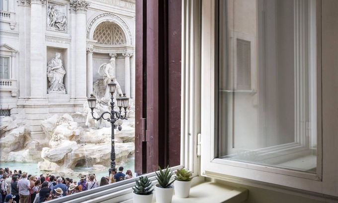 Rione II Trevi Apartamento | Trevi fountain from your window- center Rome