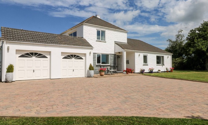 Truro Casa | TREVORE FARMHOUSE, pet friendly, with hot tub in Chacewater