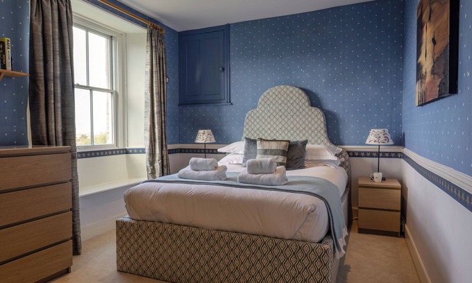 Holywell Casa | Trevornick Farm House- dog friendly with hot tub and tennis court near Newquay