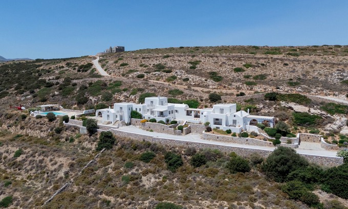 Paros Villa | Complejo panorámico de tres villas con helipuerto