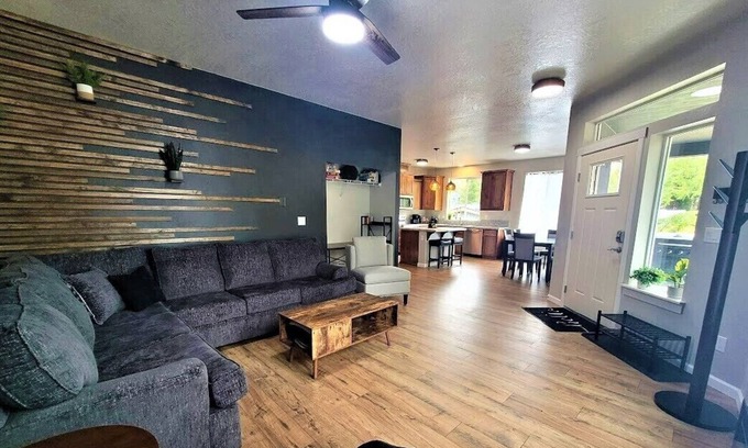 Blachly Casa | Triangle Lake Retreat! Fish/Kayak/Ski/Rock Slides!