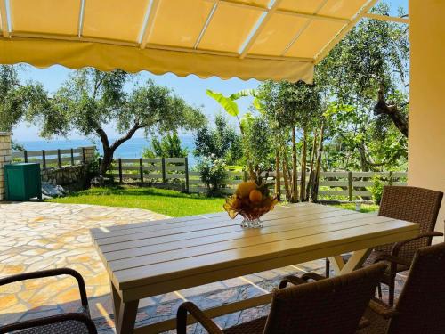 Lygia Casa | Triantis Apartments