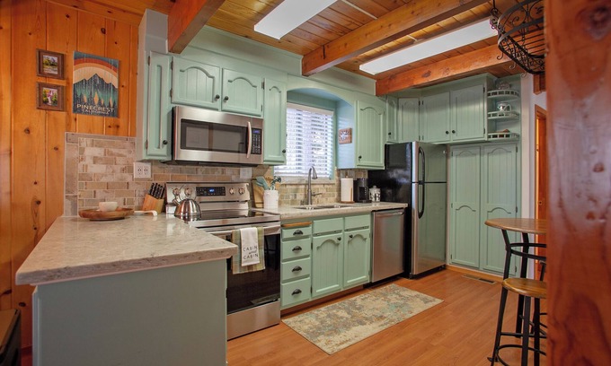 Twain Harte Cabina | Trickle Creek Lodge - Central Air, Huge Deck with Fire Pit and Hot Tub
