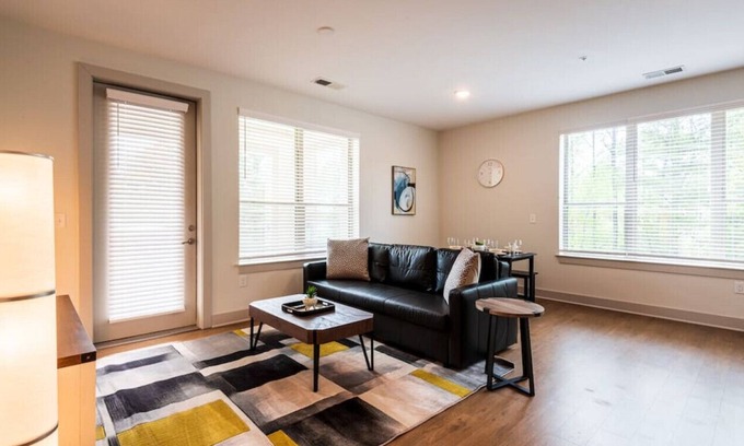 Chapel Hill Apartamento | Trilogy 218 · *Luxury King Bed Suite - for 4 w/Parking|Gym|Pool