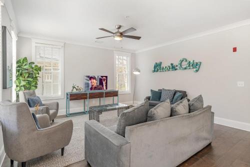 West End Casa | Trilogy - Private Porch - Walk to Centennial Park