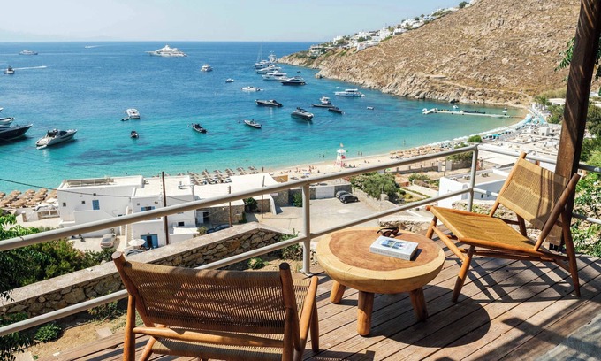 Psarou Apartamento | Trinitas Mare - Psarou Beachfront House w Sea View