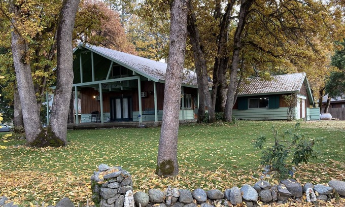 Coffee Creek Chalet De Esquí | Trinity Alps & Lake Family Chalet with Game Room