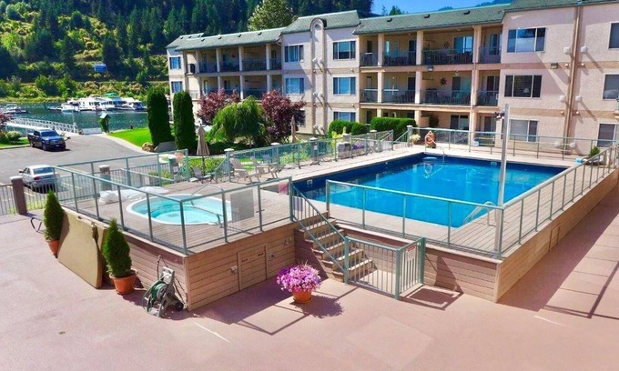 Sicamous Condominio | Trinity at the Riverside -Legal & Licensed 2 bed 2 bath + boat slip