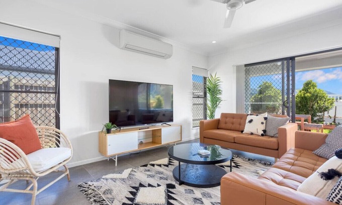 Trinity Beach Casa | Trinity Beach 4BR Modern Getaway with Spa / Pets