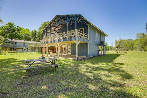 Votaw Casa | Trinity River Cottage with Deck and Water Views