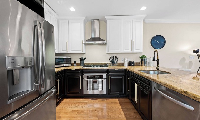 Victoria Park Casa | Triple Decker ~ Elevator ~ Jacuzzi ~ 2 Miles to Beach ~ Walk to Entertainment District!