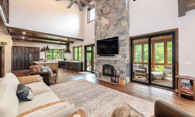 Lincoln Casa | Triple Trouble Mountain Escape!