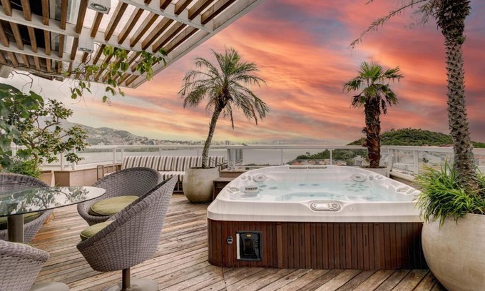 Joao Paulo Apartamento | Triplex com jacuzzi na melhor vista de Floripa!