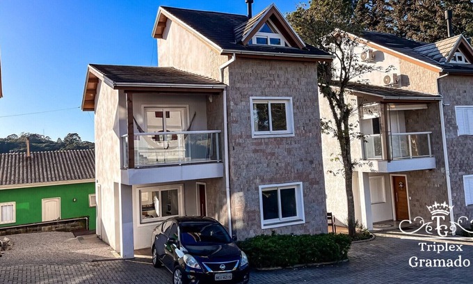 Floresta Casa | Triplex House with 03 Suites, Cond in Centro Gramado