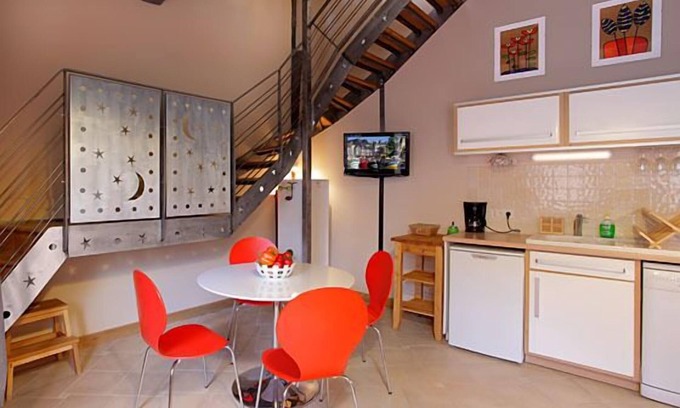Enclos Casa | Triplex en casa de personajes a 2 pasos del Vieux Bassin y graneros de sal