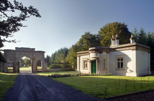 Enniskillen Casa | Triumphal Arch Lodge