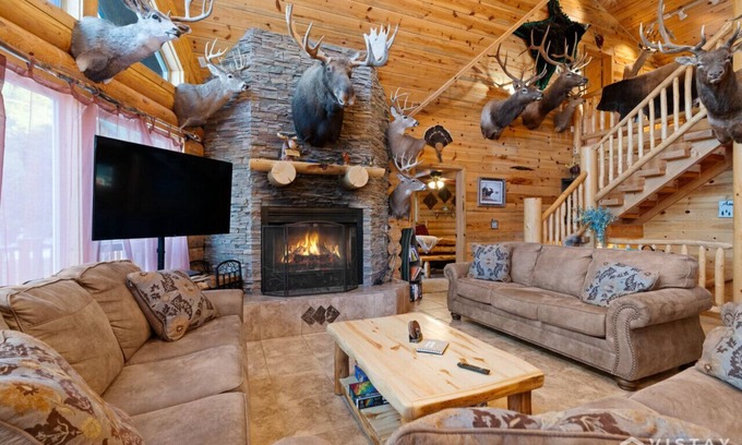 Duck Creek Village Cabina | Trophy Room Retreat - Large Lodge Sleeps up to 15