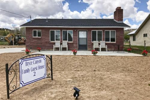 Tropic Casa | Tropic Family House - 10 Miles to Bryce Canyon!