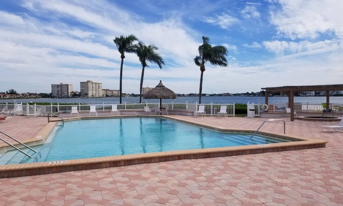 Palma del Mar Condominio | Nice Tropical 1 BD 1. 5 BA Condo en Isla Del Sol, San Petersburgo, Florida