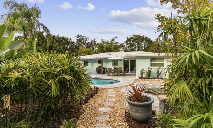 Ballast Point Casa | Tropical 3bd bungalow with pool! Walk to Bayshore!
