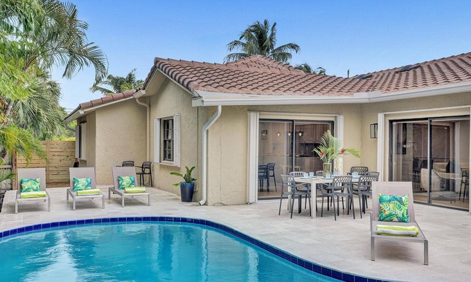 Coral Ridge Casa | Tropical 5 bedroom pool home